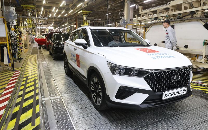 
            Lada X-Cross 5 будет стоить 2,5 млн руб. Есть пять аналогов дешевле
        