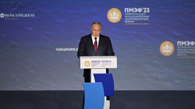 Песков опроверг информацию, что Шольца и Макрона не соединяют с Путиным