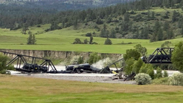 Поезд с химикатами упал в реку при обрушении моста в США