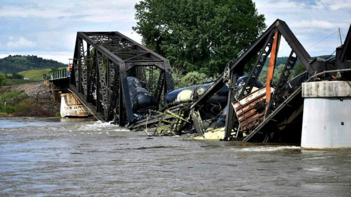 Поезд с химикатами упал в реку при обрушении моста в США