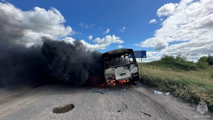 В ЛНР загорелся экскурсионный автобус со школьниками