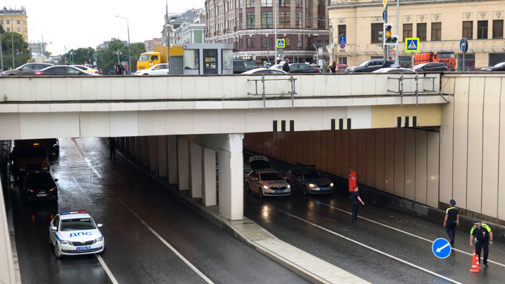 Движение по Арбатскому тоннелю, где затопило машины, восстановлено