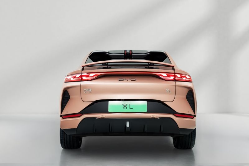
            BYD представил кроссовер Song L на автосалоне в Чэнду
        
