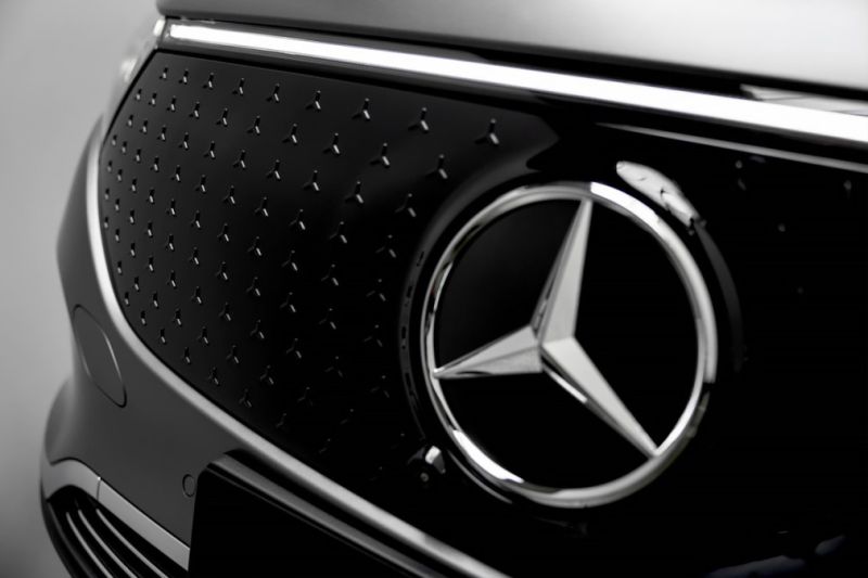 
            Mercedes-Benz обновил внешность кроссоверов EQA и EQB
        