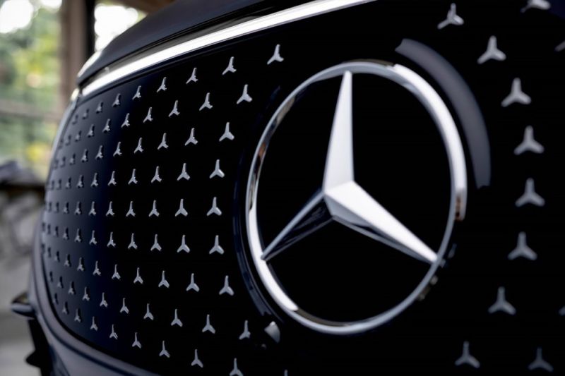 
            Mercedes-Benz обновил внешность кроссоверов EQA и EQB
        