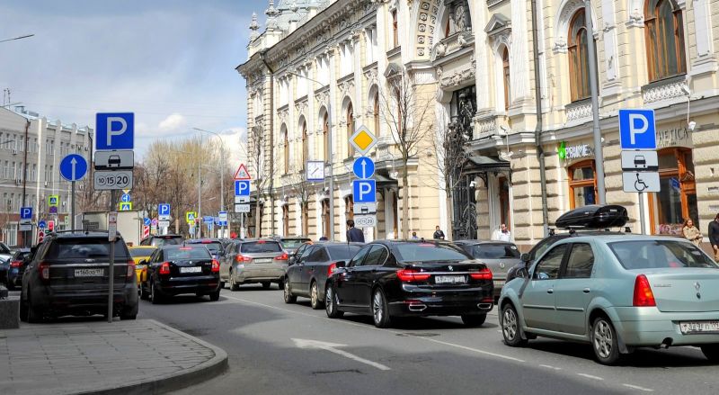 
            Как будет работать парковка в Москве на День города: цены и перекрытия
        