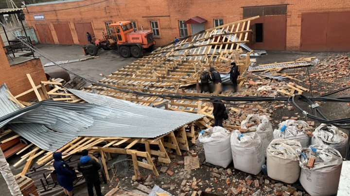 Сорванная ураганным ветром крыша убила мужчину на Кузбассе
