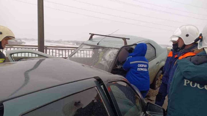 В массовой аварии на новгородском мосту пострадал водитель
