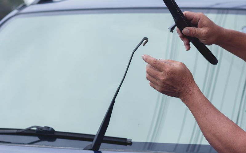 Как снять дворники с машины и поставить новые на лобовое и заднее стекло