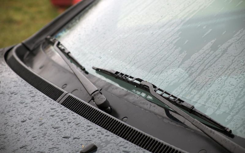 Как снять дворники с машины и поставить новые на лобовое и заднее стекло