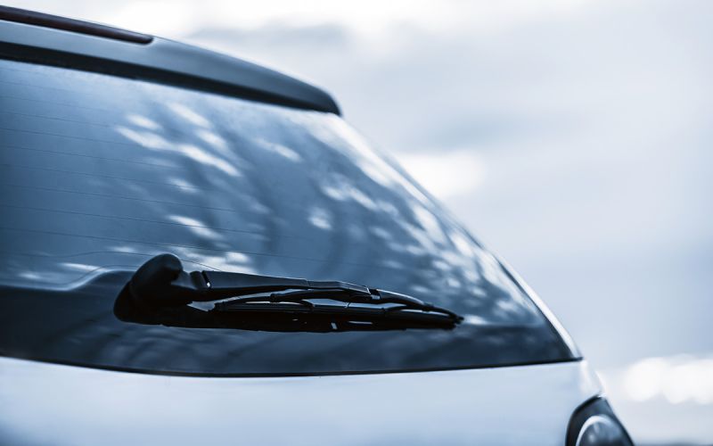 Как снять дворники с машины и поставить новые на лобовое и заднее стекло