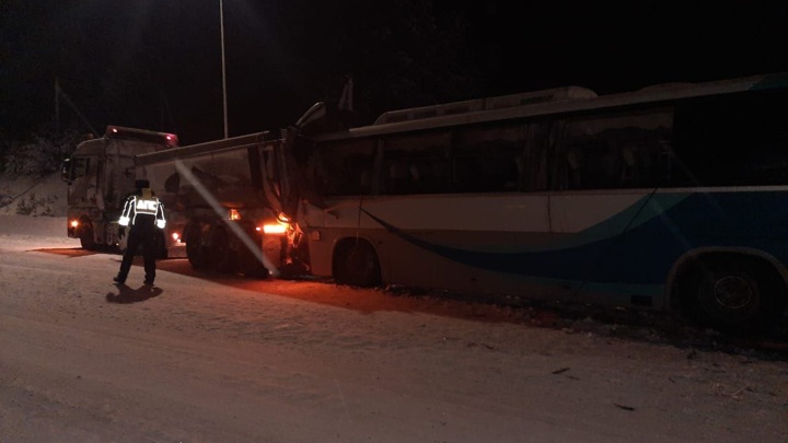 На Урале столкнулись грузовик и автобус, один человек погиб
