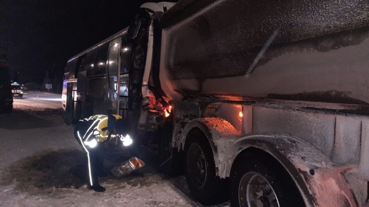 На Урале столкнулись грузовик и автобус, один человек погиб