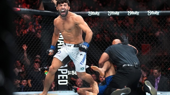 Россиянин Царукян нокаутировал американца Дариуша на турнире UFC
