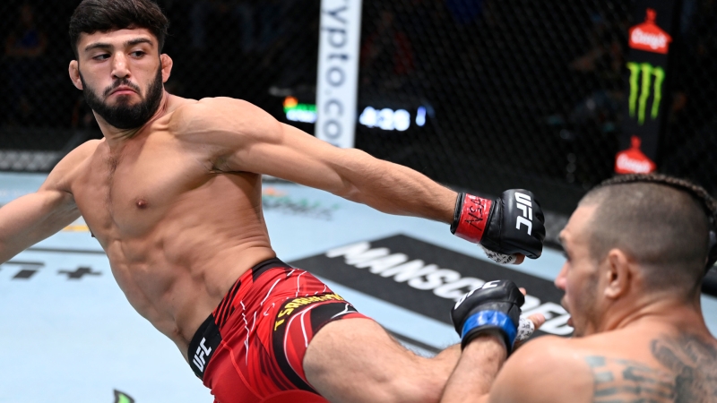 Россиянин Царукян нокаутировал американца Дариуша на турнире UFC