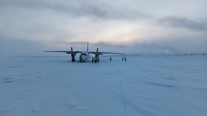 СК начал проверку по факту посадки Ан-24 на реку в Якутии