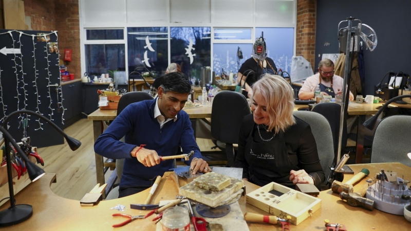 Сунак опозорился, опубликовав странное поздравление с Рождеством