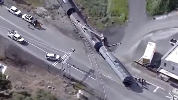 Цистерны поезда сошли с рельсов посреди американского городка