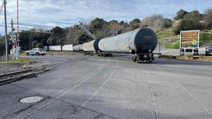 Цистерны поезда сошли с рельсов посреди американского городка