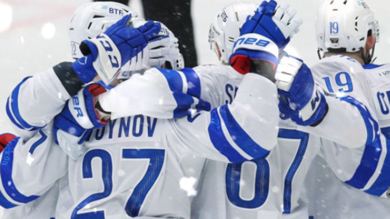 "Динамо" разгромило "Торпедо" и возглавило КХЛ