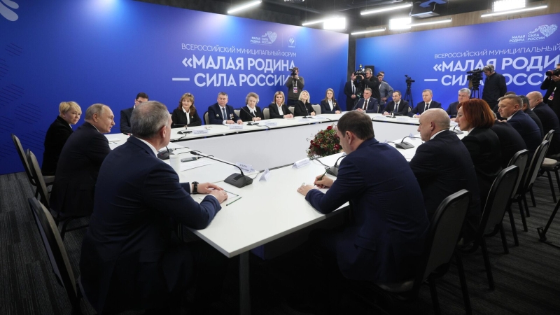 Навязать России "демократию" из-за границы не получится, заявил Путин