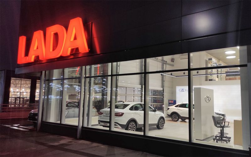 
            У дилеров закончились Lada Vesta дешевле ₽1,59 млн. Что можно купить
        