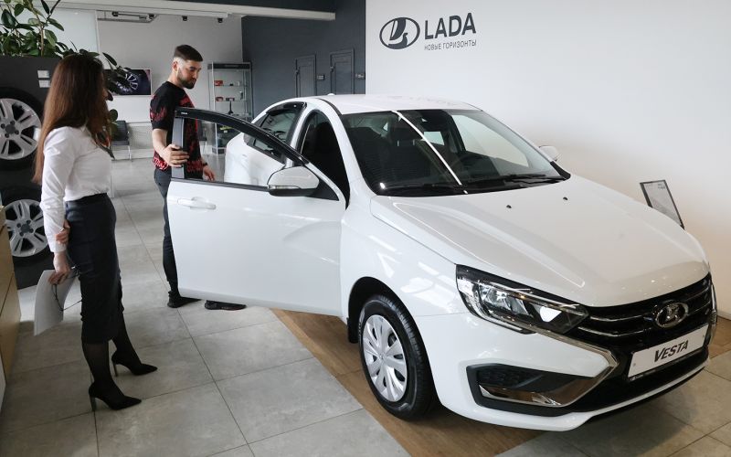 
            У дилеров закончились Lada Vesta дешевле ₽1,59 млн. Что можно купить
        