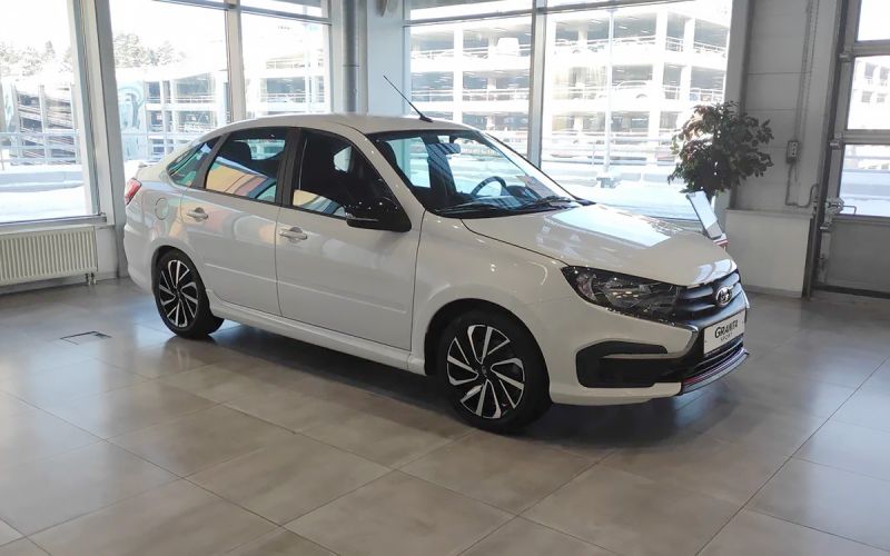 
            В Москве резко подешевели седаны Lada Vesta. Подробности и цены
        