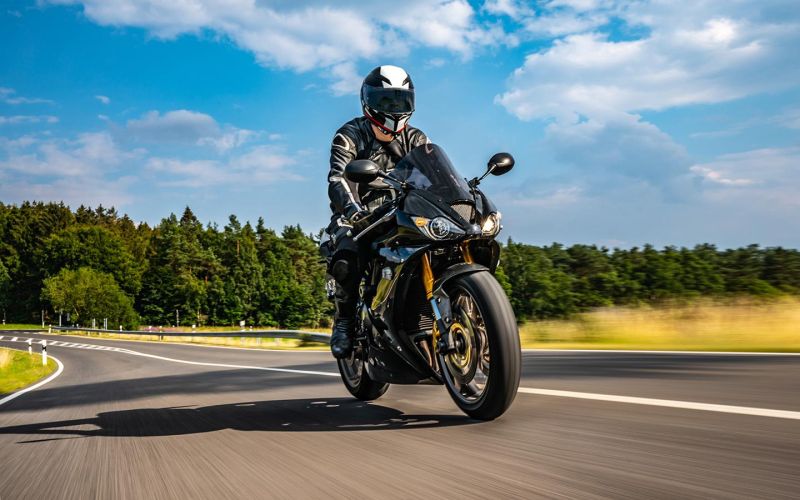 
            Билет 2, вопрос 11 ПДД 2024. Разрешено ли вам обогнать мотоцикл
        