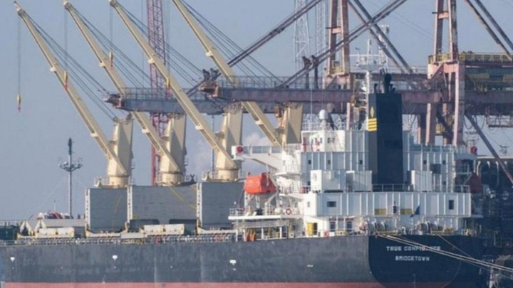 Йеменские хуситы подорвали сухогруз