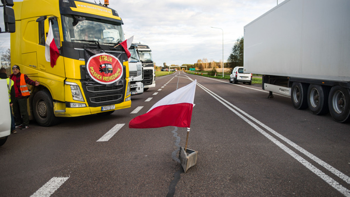 На границе с Польшей украинские дальнобойщики повздорили из-за взяток за проезд