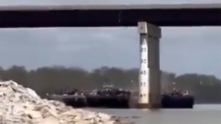 В США второй раз за неделю грузовое судно врезалось в мост