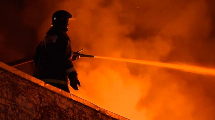 Один человек погиб при пожаре на судне "Катерина Великая" во Владивостоке