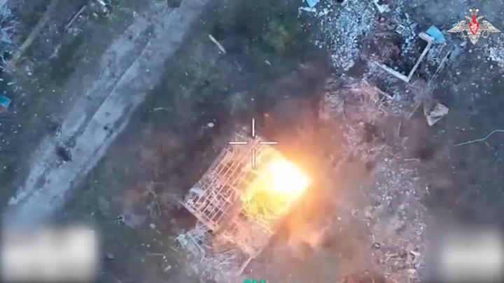 Операторы дронов группировки "Днепр" поразили укрытие солдат ВСУ