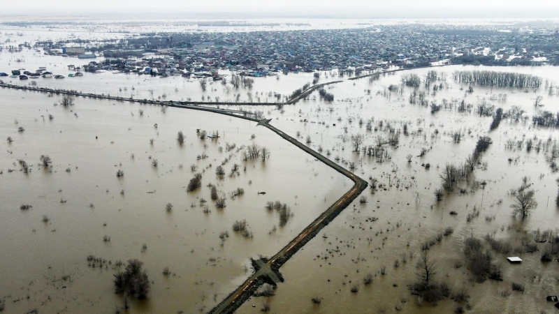 Путин получает данные о наводнениях в регионах, заявил Песков