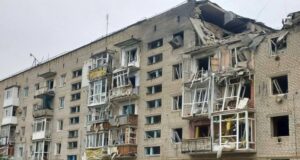 Украинский снаряд попал в жилую многоэтажку в Токмаке