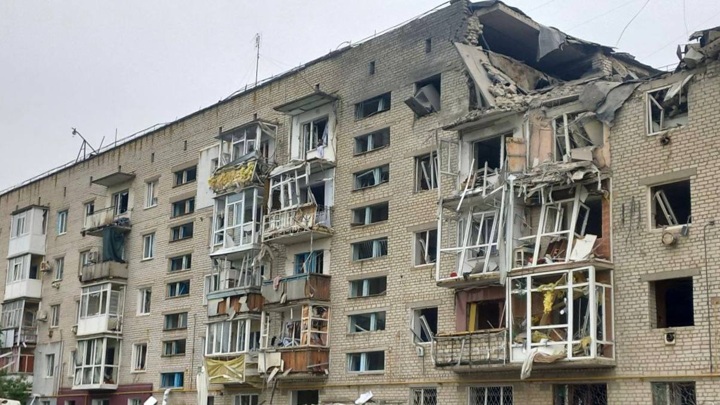 Украинский снаряд попал в жилую многоэтажку в Токмаке