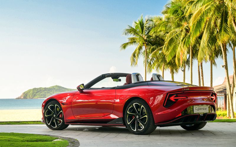 
            Новые BMW, Mercedes и VW попали в Россию: что за модели и сколько стоят
        