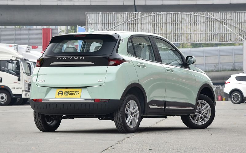 
            Новые BMW, Mercedes и VW попали в Россию: что за модели и сколько стоят
        