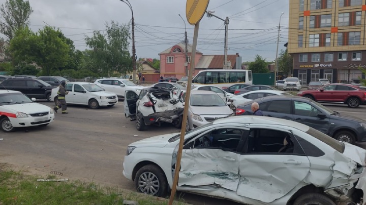 Водитель автобуса устроил массовое ДТП в Воронеже, протаранив шесть машин