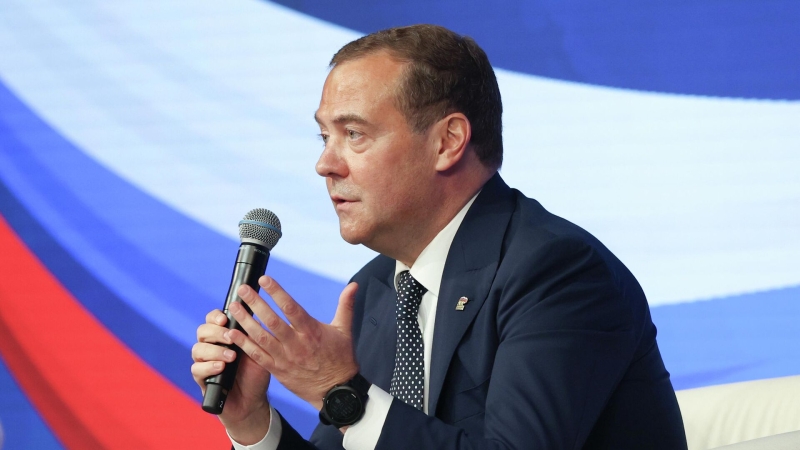 Медведев поручил "Единой России" следить за настроениями в обществе
