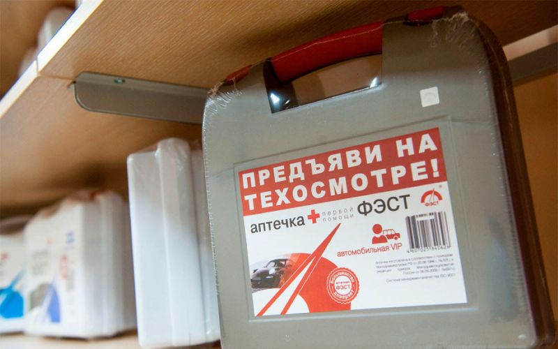 
            Одеяло и жгуты: Минздрав раскрыл состав новой автомобильной аптечки
        