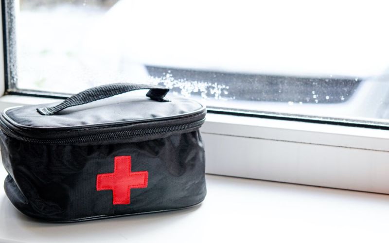 
            Одеяло и жгуты: Минздрав раскрыл состав новой автомобильной аптечки
        