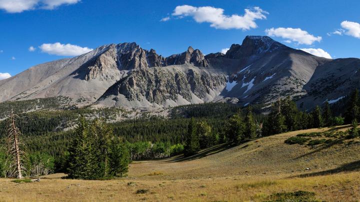 В горах штата Невада обнаружен загадочный столб серебристого цвета