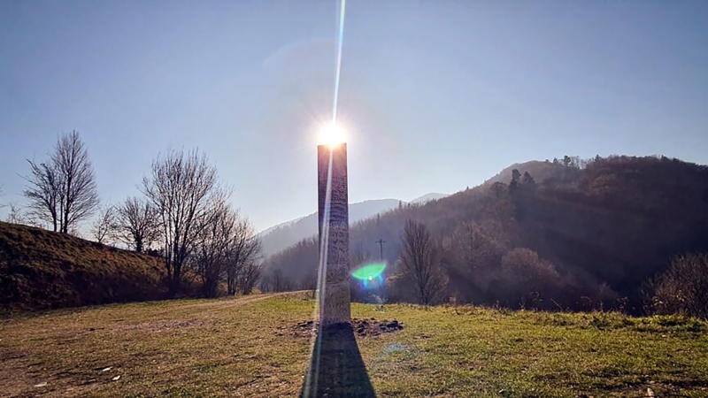 В горах штата Невада обнаружен загадочный столб серебристого цвета