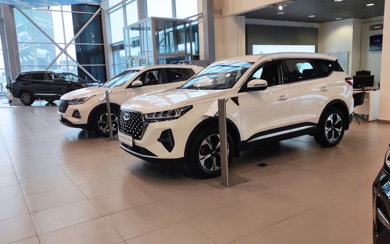 
            Дилеры приготовились включить утильсбор в цены. Когда покупать автомобиль
        