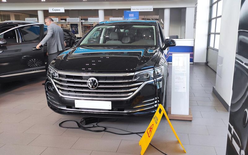 
            Дилеры приготовились включить утильсбор в цены. Когда покупать автомобиль
        