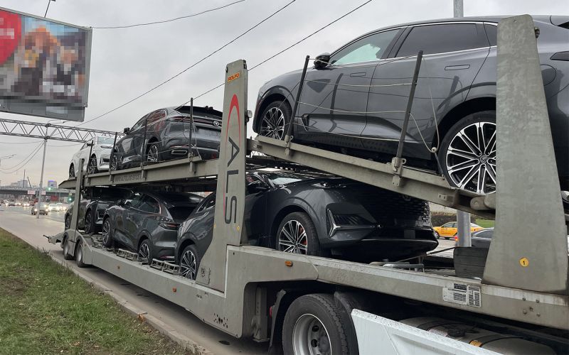 
            Дилеры раскрыли сложности с оплатой китайских машин. Что будет с ценами
        