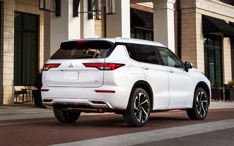 
            «Готовимся к ажиотажному спросу». Дилеры изменили цены на BMW, Audi и Kia
        