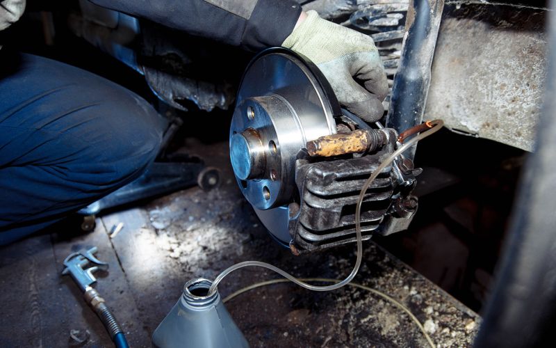 
            Как прокачать тормоза правильно и когда это нужно: инструкция
        